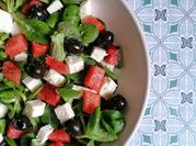 Una foto di insalata di valeriana e feta