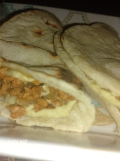 Una foto de Hummus vegano de arvejas