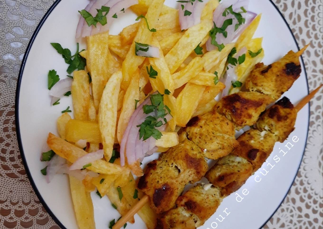 Brochettes de poulet marinées accompagnées de frites 🍴