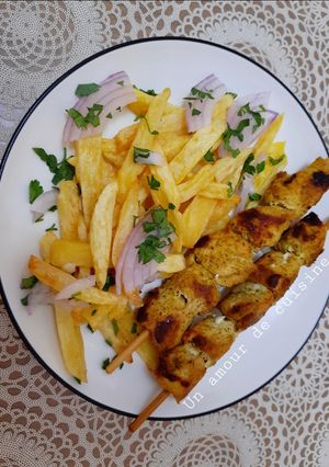 Une photo de Brochettes de poulet marinées accompagnées de frites 🍴