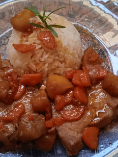 Una foto de Cerdo agridulce con manzanas, zanahorias y salsa de soja.🍎🥕🍎
