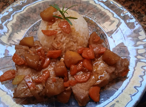 Una foto de Cerdo agridulce con manzanas, zanahorias y salsa de soja.🍎🥕🍎