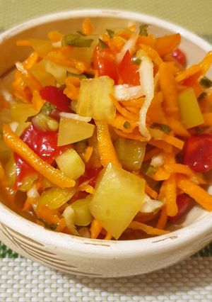 Zöldségsaláta savanyúság recept fotója