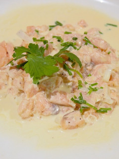 Una foto de Ceviche de salmón con salsa rosa