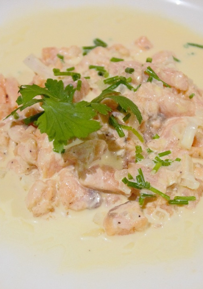 Una foto de Ceviche de salmón con salsa rosa