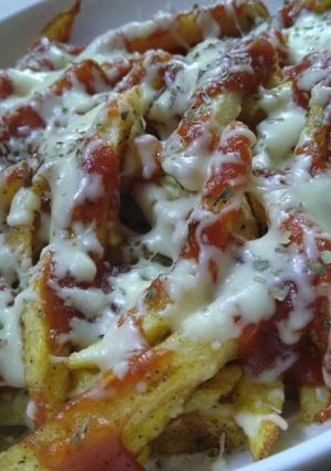 A picture of Cheesy Fries with Chilli Garlic Sauce.