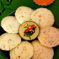 A picture of Rava Idli.