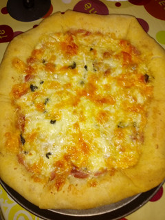Una foto de Pizza con queso a la finas hierbas y bordes rellenos a la piedra