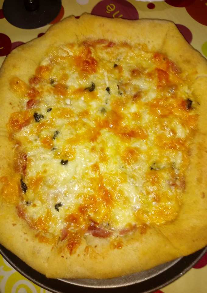 Una foto de Pizza con queso a la finas hierbas y bordes rellenos a la piedra