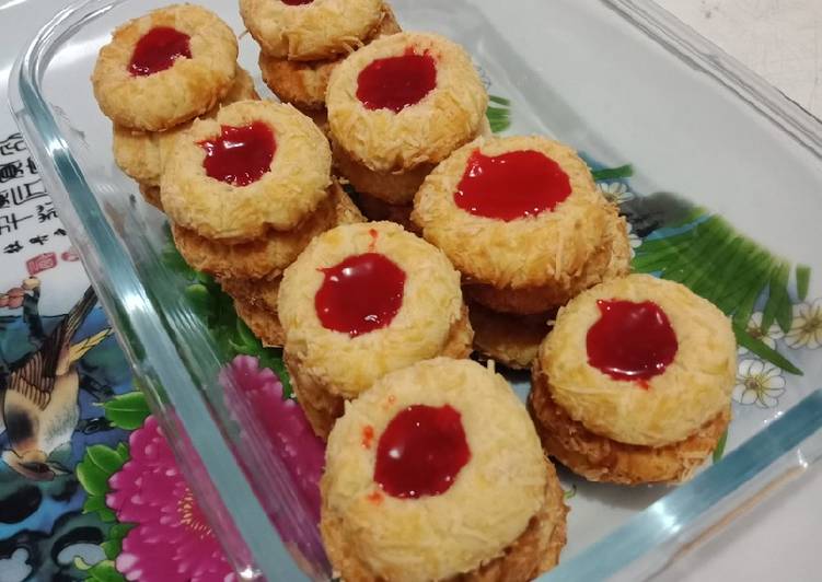 Kukis jempol keju stroberi