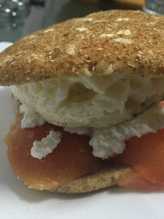 Una foto de Sándwich de claras de huevo con pimienta, tomate y requesón