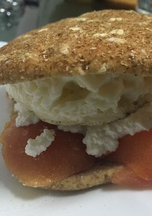 Una foto de Sándwich de claras de huevo con pimienta, tomate y requesón