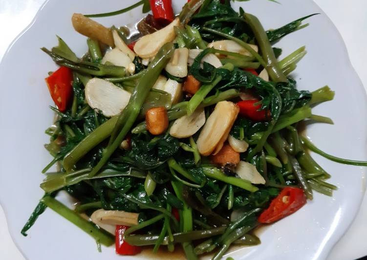 Arahan Buat Kangkung Goreng Ikan Masin yang Mudah