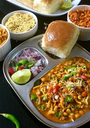 A picture of CHATPATA MISAL PAV (WITH MUNG BEAN SPROUTS).