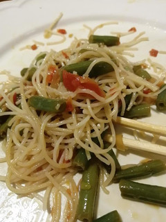 Una foto de Noodles con judías verdes