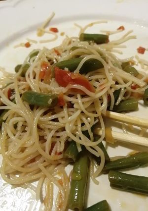 Una foto de Noodles con judías verdes