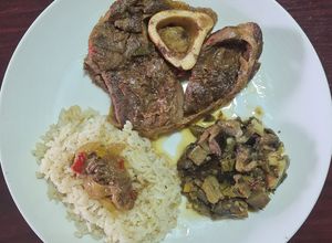 Una foto de Ossobuco con berenjena y arroz