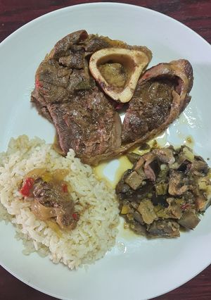 Una foto de Ossobuco con berenjena y arroz