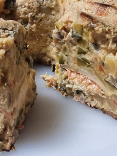 Una foto de Tortilla al horno de calabacín con salmón y queso