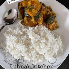 A picture of Aubergine and potato curry:(Aloo Baingan).