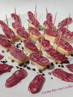 Una foto de Aperitivo de fuet con queso