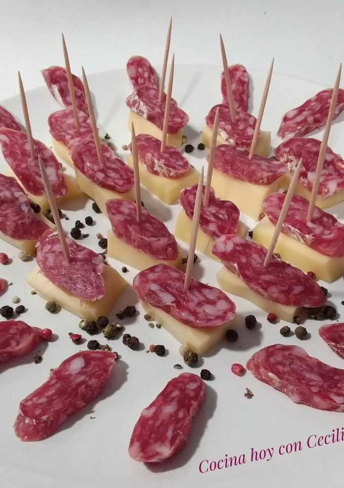 Una foto de Aperitivo de fuet con queso