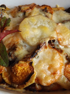 Una foto de Gratinado de batatas y patatas con provolone