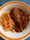 Patitas de cerdo en mole con nopales