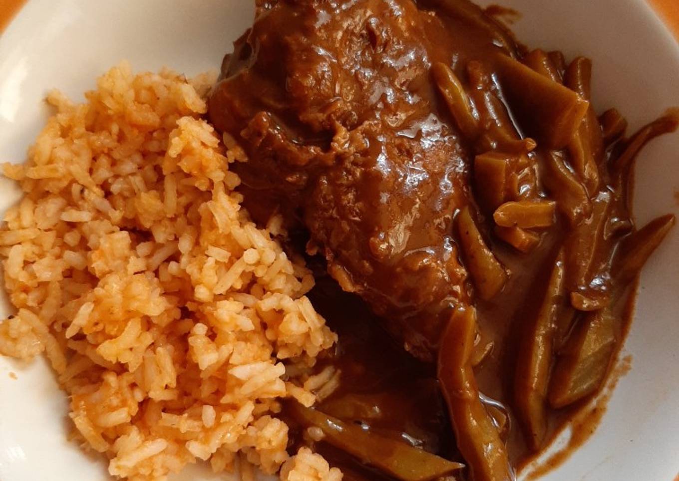 Patitas de cerdo en mole con nopales