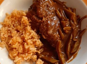 Una foto de Patitas de cerdo en mole con nopales