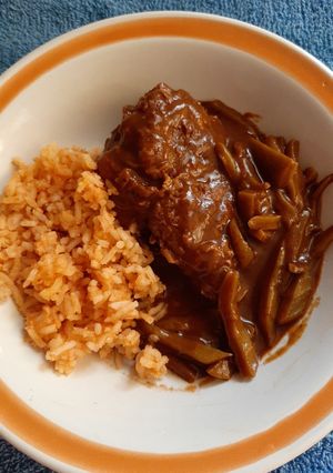 Una foto de Patitas de cerdo en mole con nopales