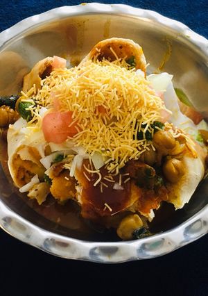 समोसा छोले चाट (samosa chole chaat recipe in marathi) रेसिपी चे मुख्य फोटो 