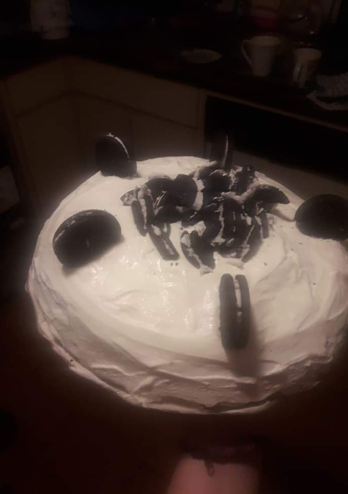 Una foto de Torta oreo con frosting de queso crema 😍