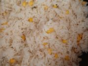 Una foto de arroz blanco con elotes
