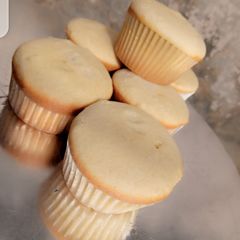 Vanilla cupcakes A picture of Vanilla cupcakes.