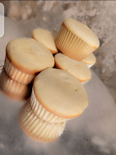 A picture of Vanilla cupcakes.