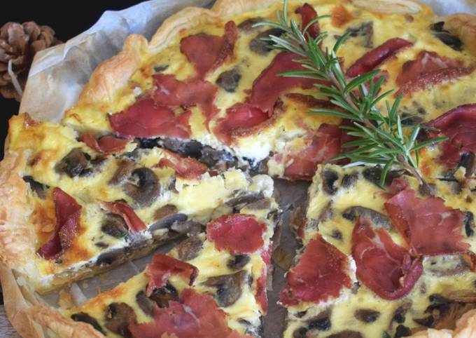 Tarte aux champignons de Paris et bresaola