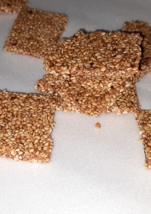 તલ ચીકી (Til Chikki Recipe In Gujarati) રેસીપી મુખ્ય ફોટો