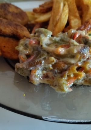 O poză a rețetei Cartofi pai, cu salată de ardei și piept de pui.