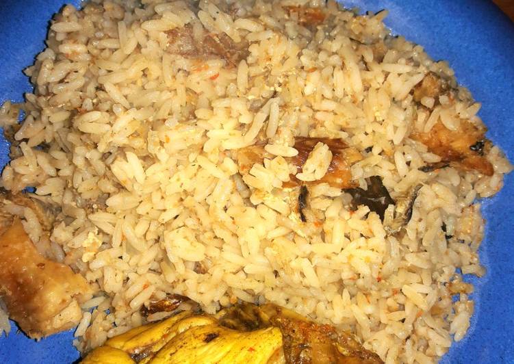Coconut rice with dry fish and chicken