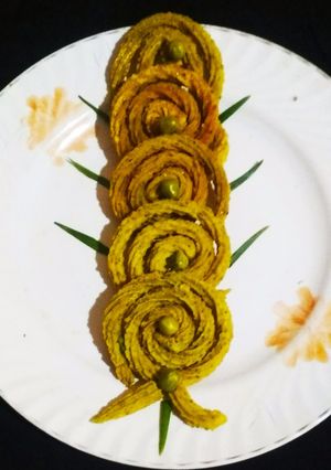 बेसन मटर की चकली (Besan Matar ki Chakli recipe in Hindi) रेसिपी मुख्य फोटो