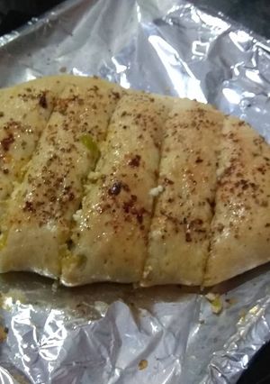 A picture of Paneer Stuffed garlic bread.