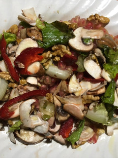 Una foto de Ensalada de granada y champiñones
