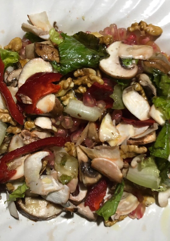 Una foto de Ensalada de granada y champiñones