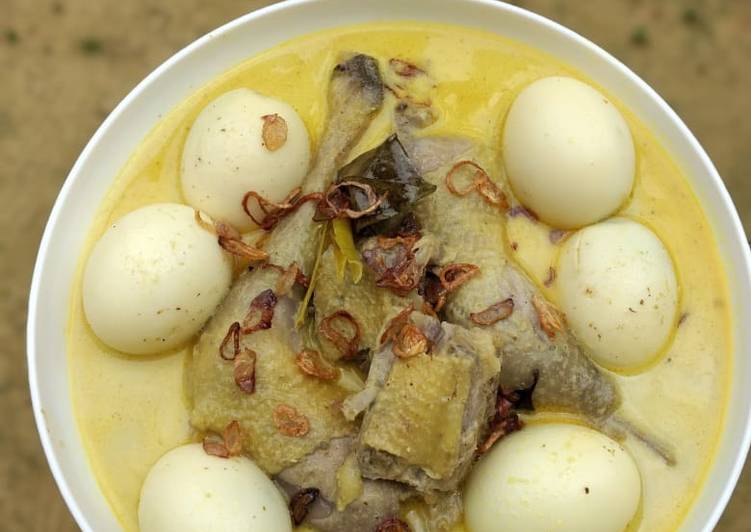 Bagaimana Membuat Opor ayam kampung + telur kuah kuning yang Enak