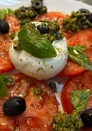 Una foto de Burrata Perfecta con Pesto de Anacardos
