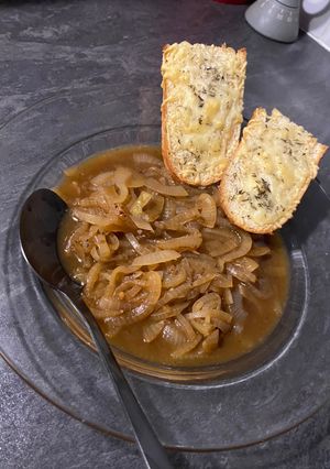 Une photo de 🥣 Soupe à l'oignon 🧅