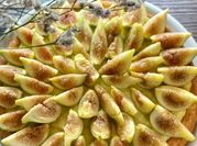 Una foto di crostata di fichi