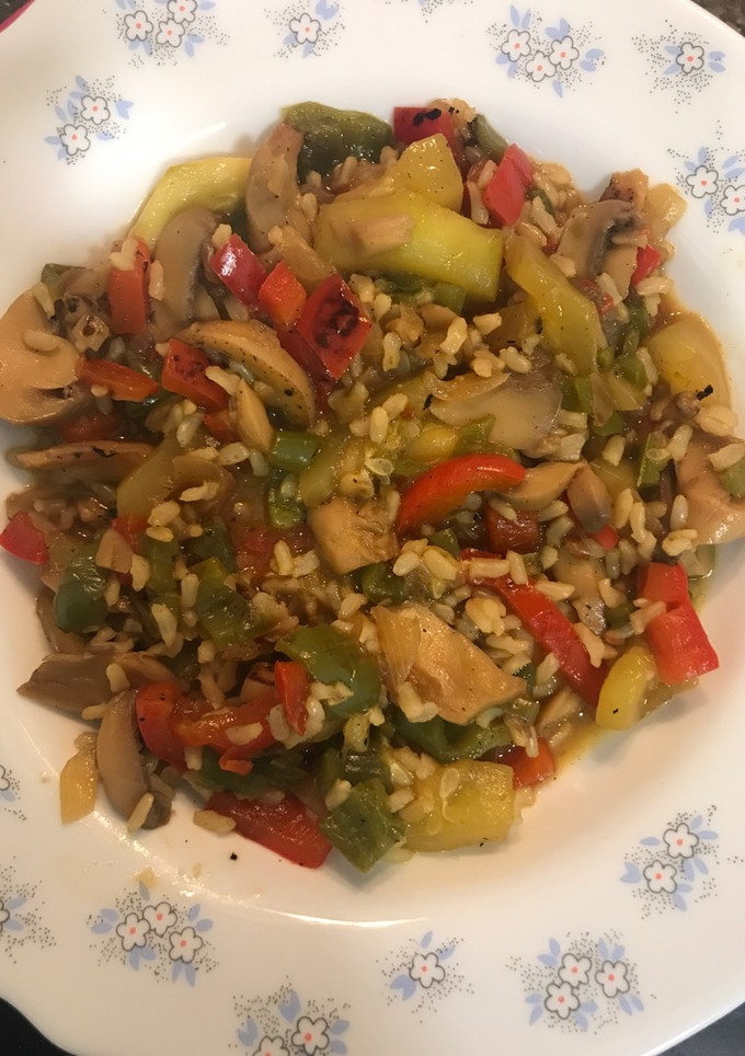 Una foto de Verduras con arroz y champis