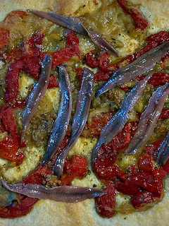 Una foto de Coca de escalivada y anchoas